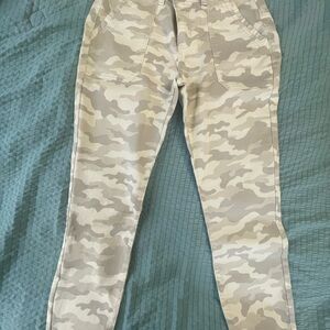 Knox Rose Women's Camo Skinny Pants - Gray and Cream